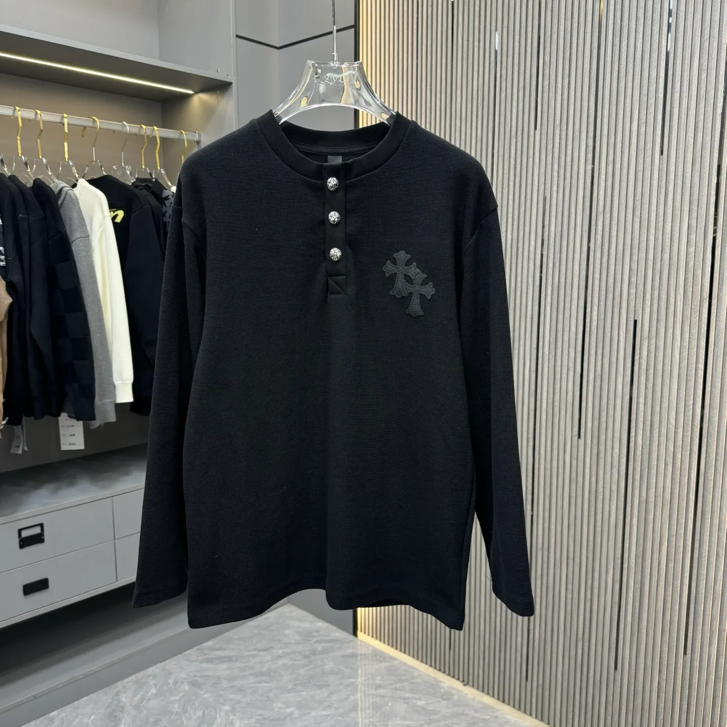 🅿️270 25 New Style🆕Come Hearts Cross Long Sleeve Autumn and Winter King! Chest pockets, collar and cuffs with high weight threads, custom-woven and dyed 330g double yarn waffle fabric, cross steel buckle tags and other accessories are all in the correct version, super conspicuous, super good-looking and super atmospheric, same style for men and women! The overall upper body highlights fashion and individuality, and it is a recommended T-shirt for couples to wear together!! Color: black/white 04 Size: S-XXL